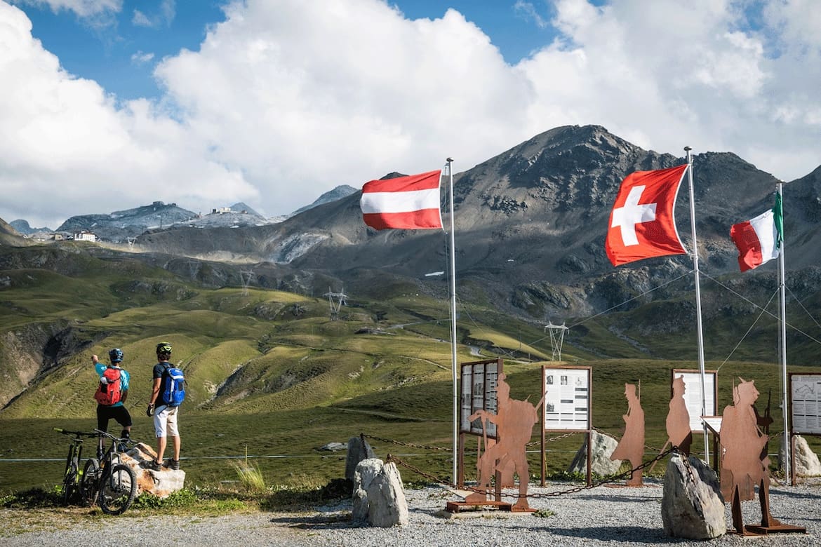 Bergwelten am Umbrailpass an der Grenze zu Italien. In der Schweiz sind Mountainbikes überall erlaubt, wo sie nicht ausdrücklich verboten sind.