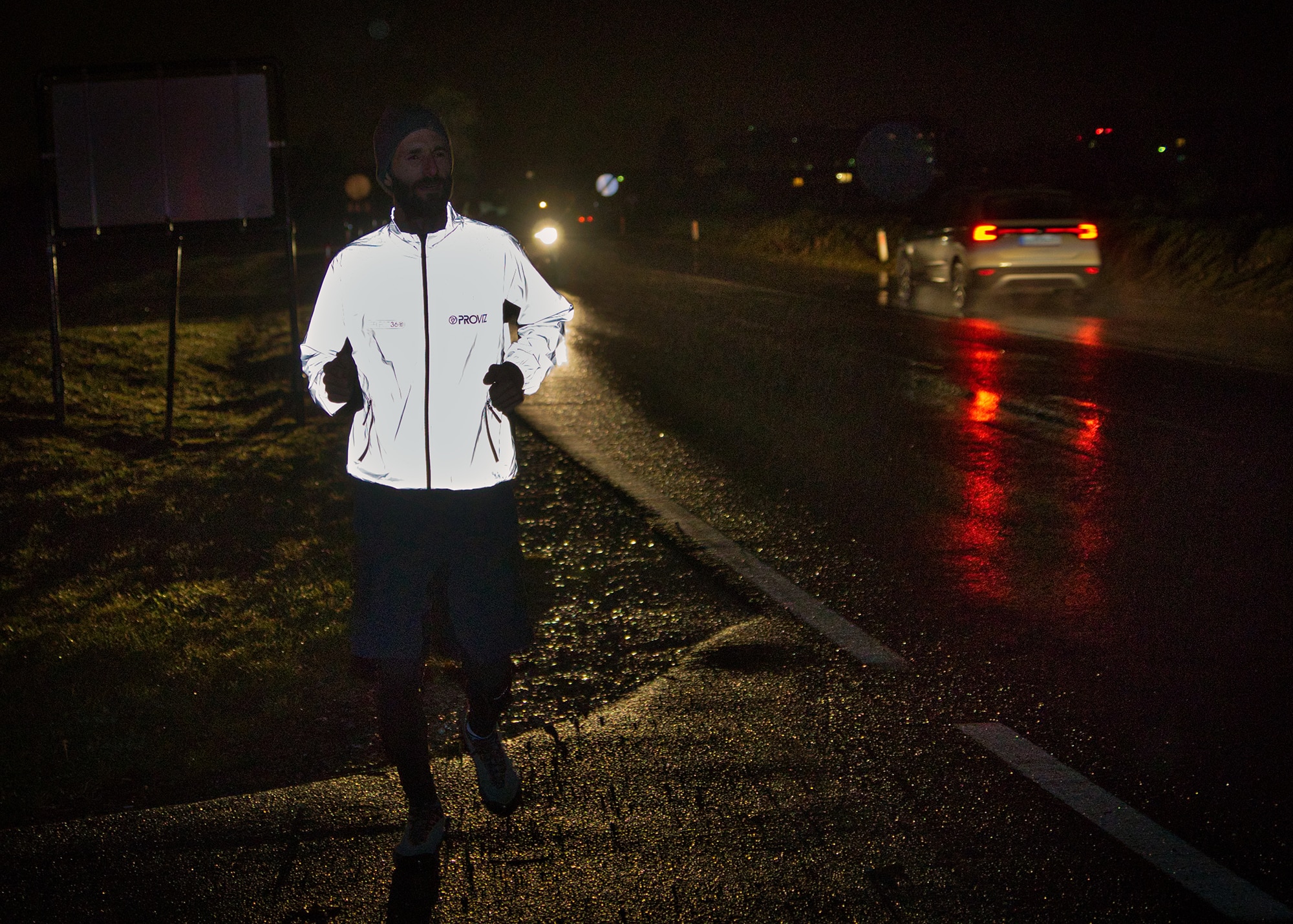 Läufer mit „Reflect“ Jacke von Proviz im Dunklen