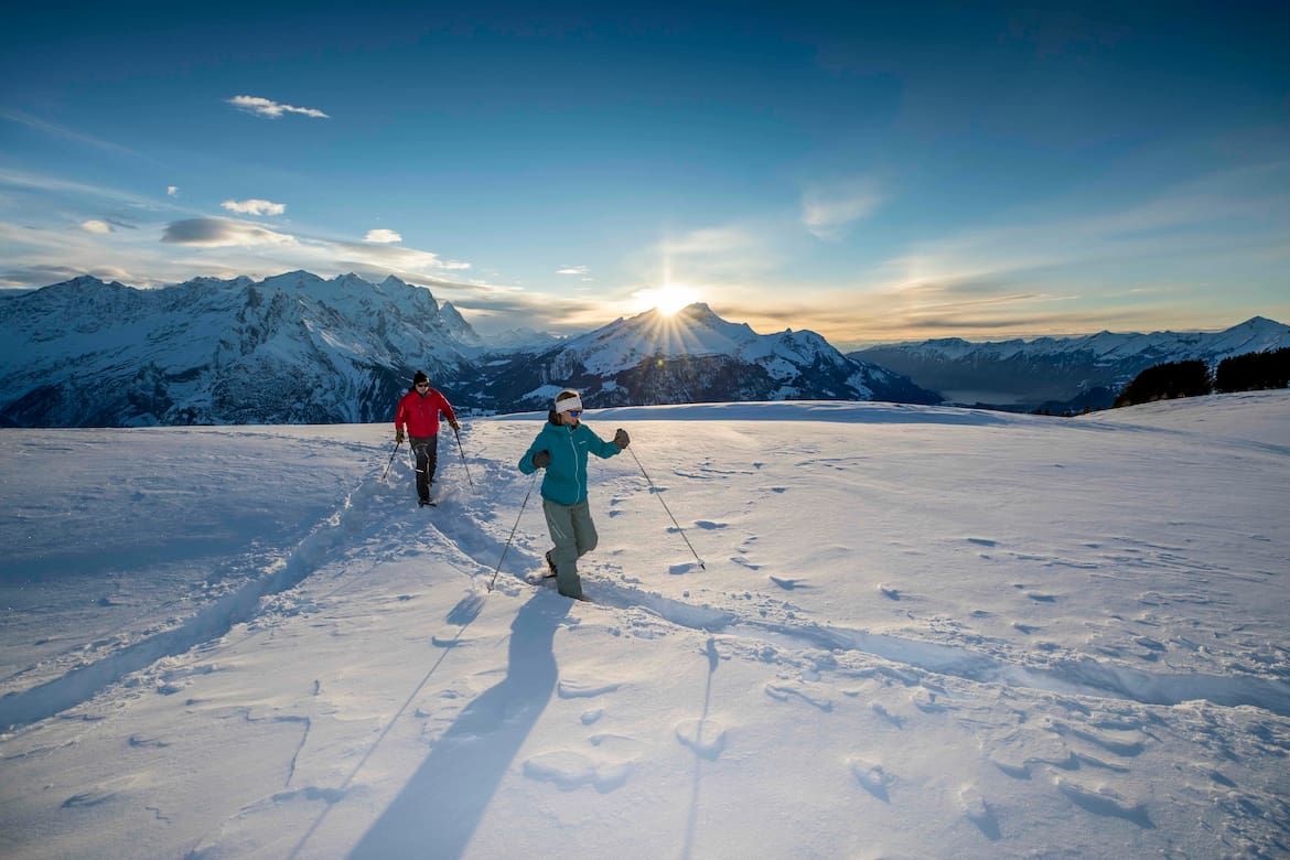 Für alle, die die Natur hautnah und in aller Ruhe erleben möchten, ist Schneeschuhwandern der Wintersport der Wahl.