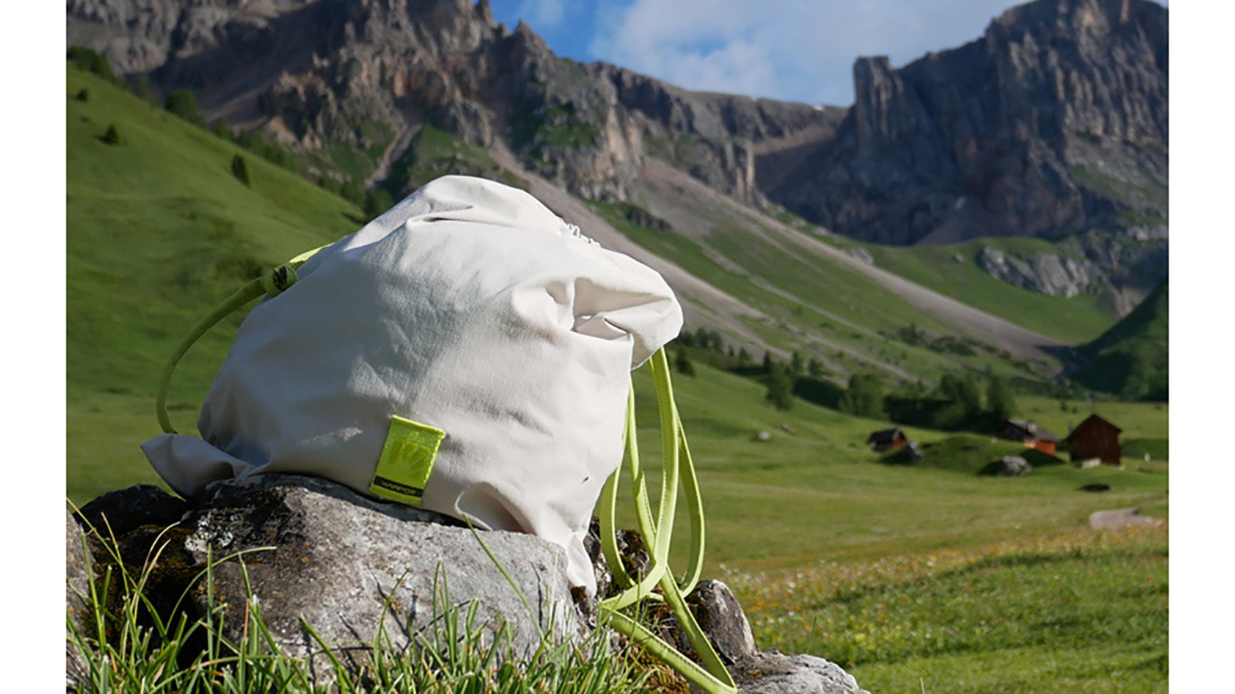 Ob beim Wandern, Klettern oder Radfahren – dank der elastischen Verschlusskordel ist die Rina Bag vielseitig einsetzbar.