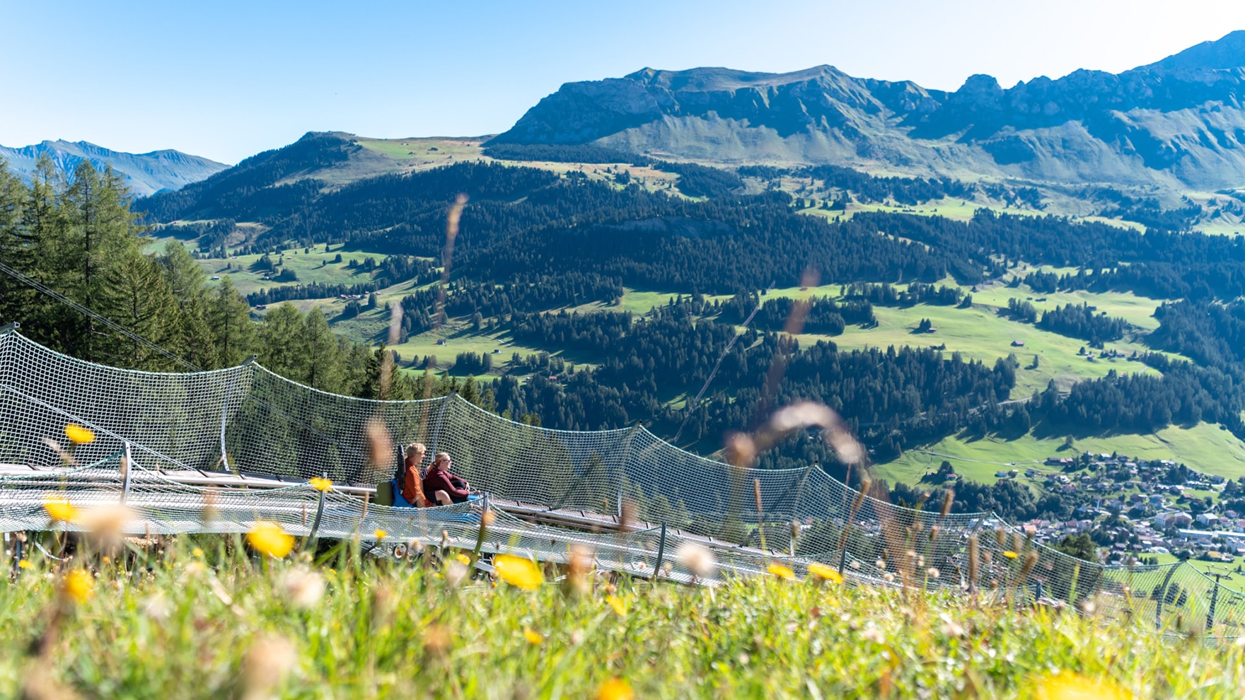 Mit 31 Kurven, einer Höhendifferenz von 480 Metern und einer Gesamtlänge von 3.060 Metern ist die Rodelbahn Churwalden die längste in der Schweiz. 