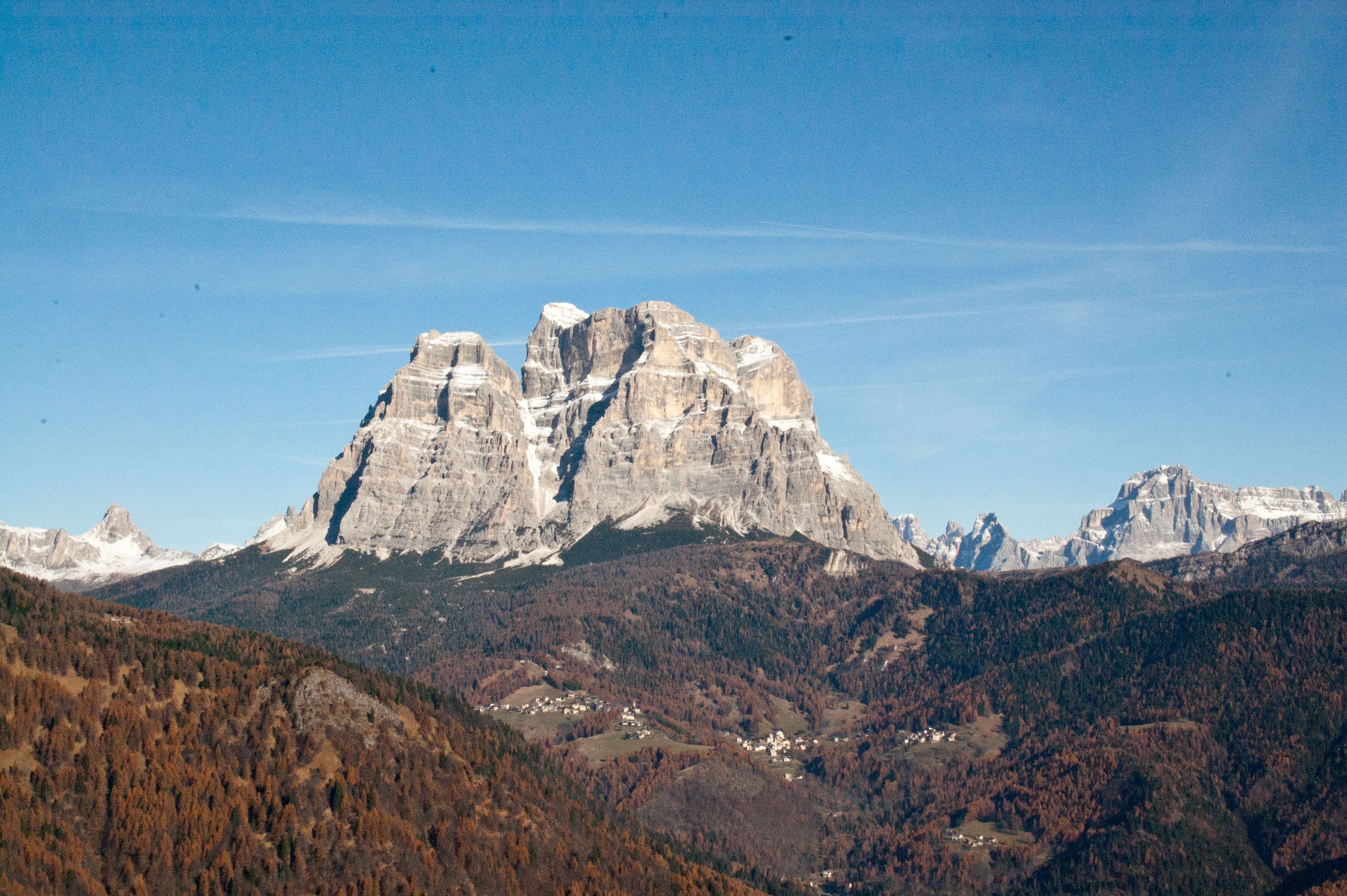 Monte Pelmo und Pelmetto, am rechten Bildrand Sorapis, Ansicht von Südwesten.