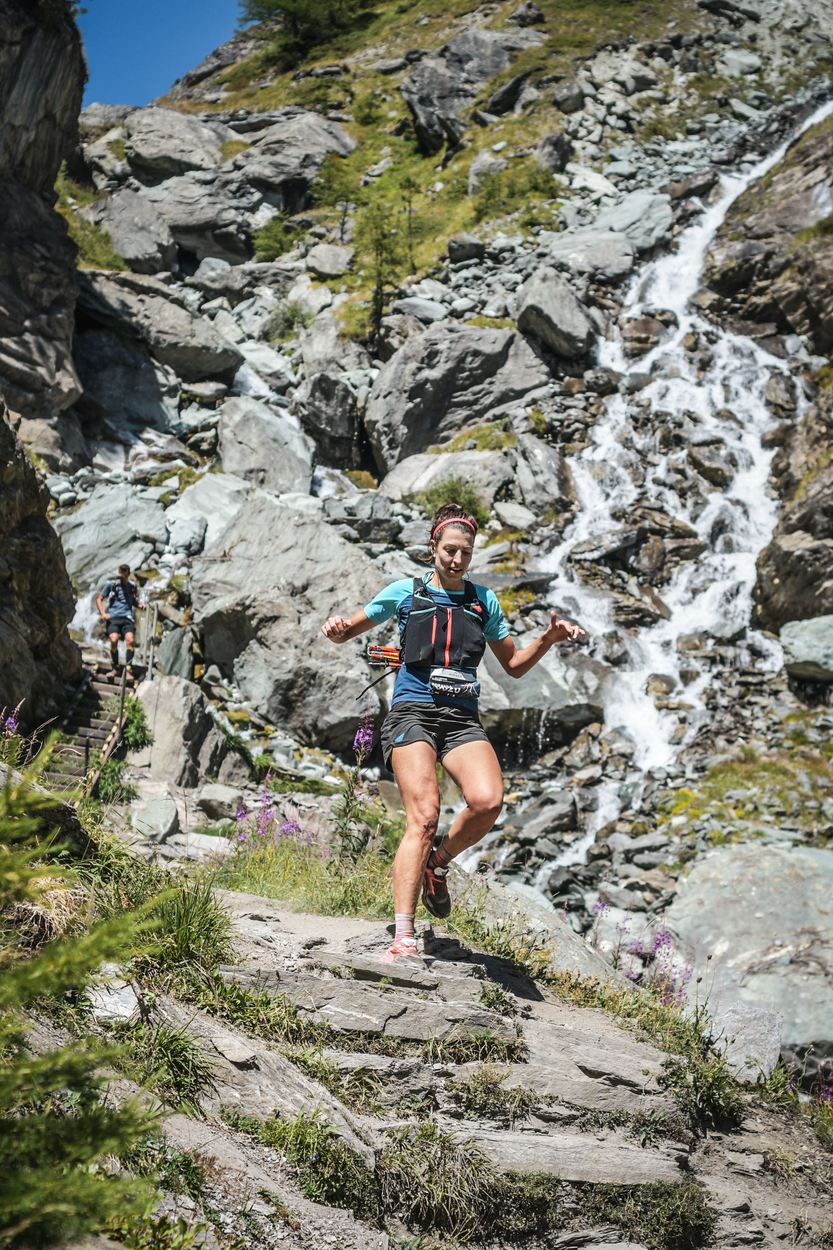 Trailrunnerin Rosanna Buchauer beim Abstieg