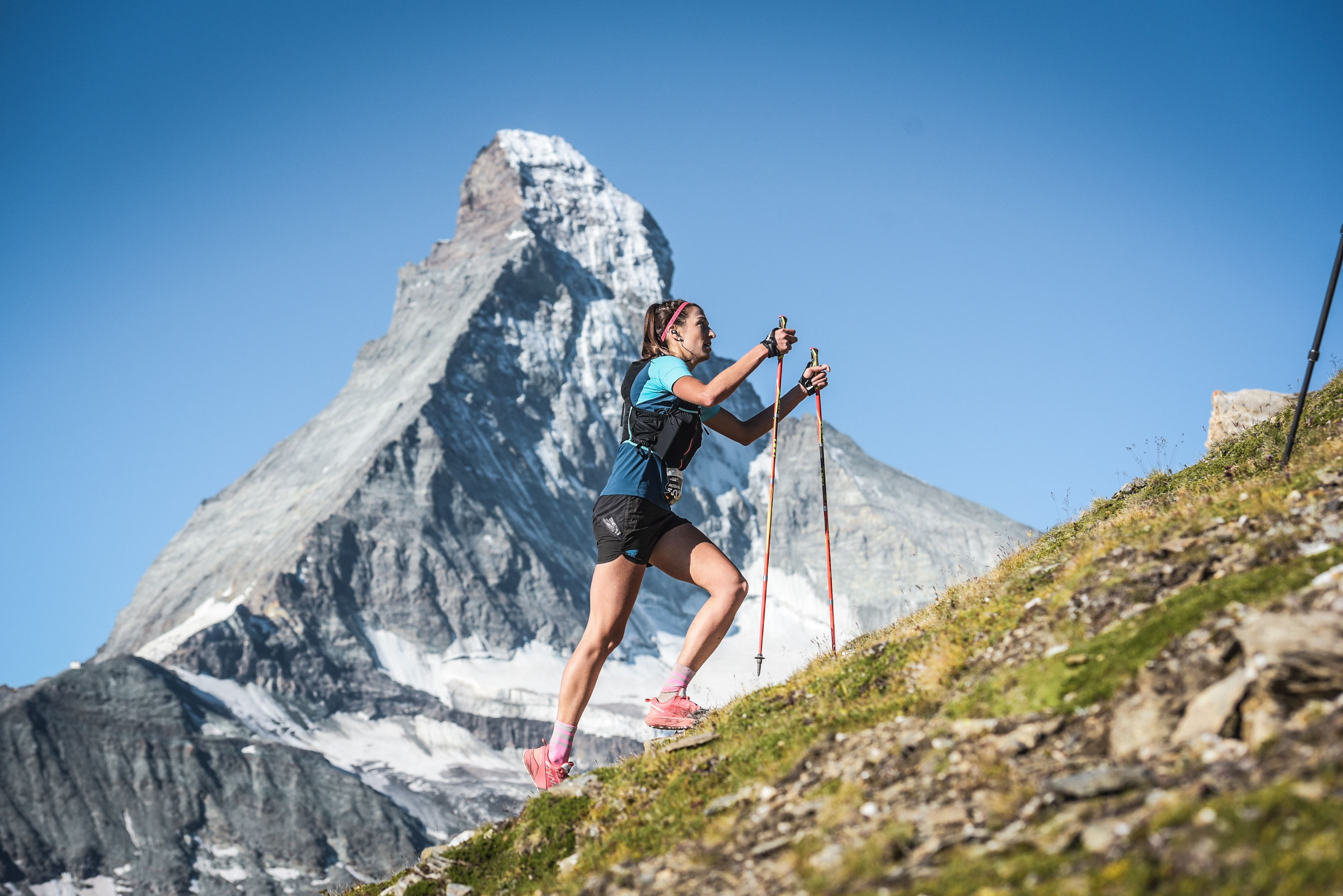 Trailrunnerin Rosanna Buchauer vorm Matterhorn