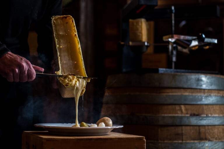 Ein gutes Raclette wird am besten mit einem Rohmilchkäse von der Alp zubereitet. Wird dieser über einem Feuer aus Buchenholz zum Schaben erwärmt, entsteht ein ganz besonders Aroma.