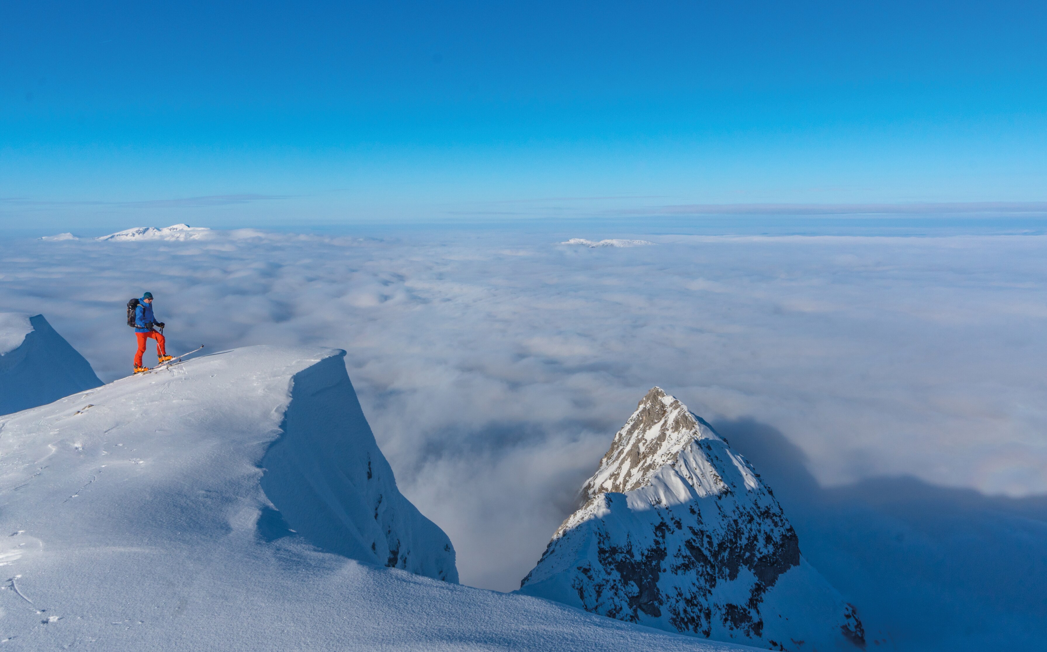 Skitourengeher über den Wolken am Scheiblingstein