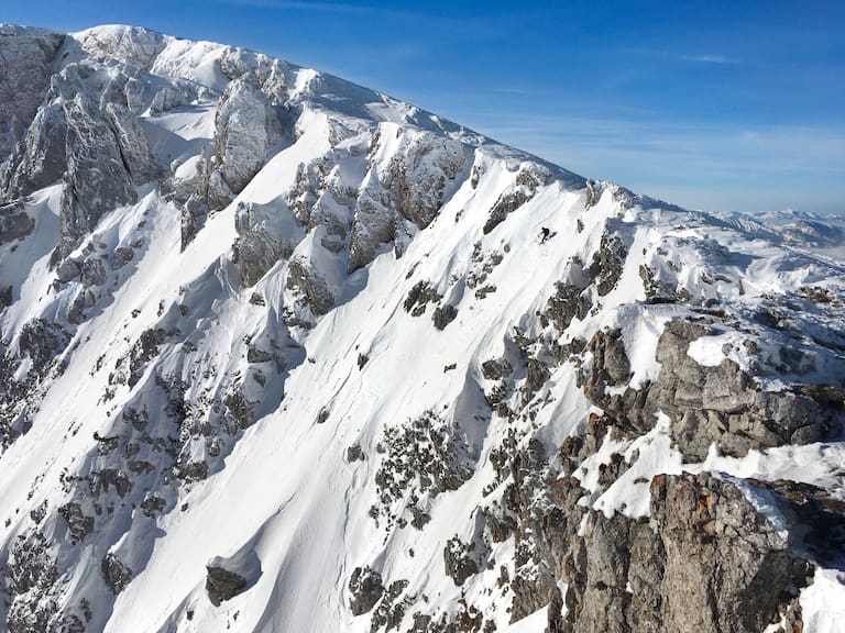 Skifahrer in einer steilen Flanke am Schneeberg in Niederösterreich