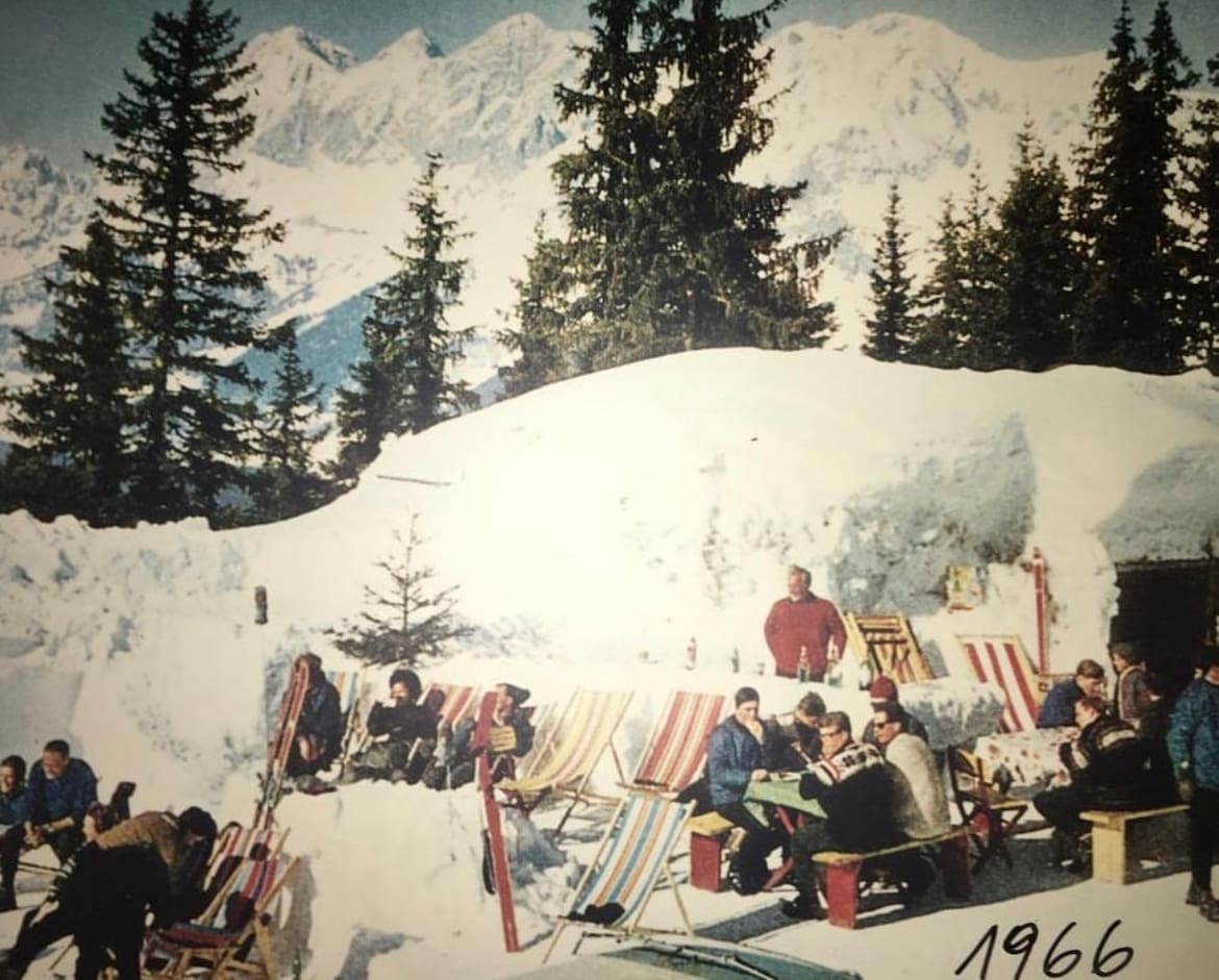 Willi Thaler an der Schneebar seines Iglus im Jahr 1966.