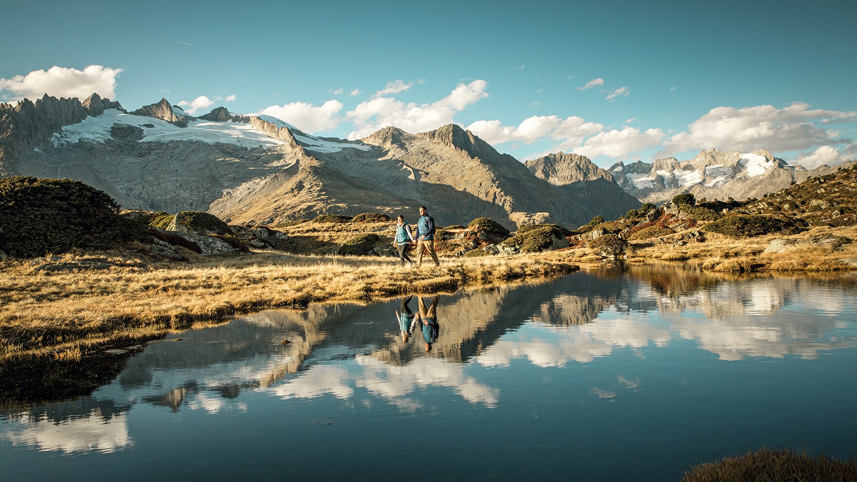 Freier Blick auf den Grossen Aletschgletscher einerseits und das Sonnenplateau mit Riederalp und Bettmeralp andererseits. 