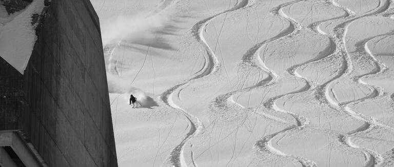 Lorraine Huber während den Dreharbeiten zu „Struktur“ im Skigebiet Arlberg