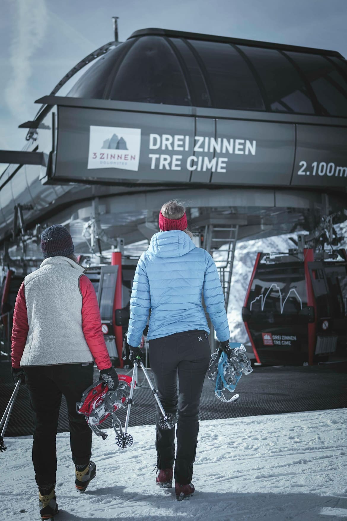 Mit den Schneeschuhen in die Seilbahn