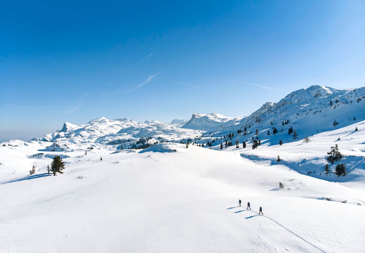 Skitourengeher im Winter im Toten Gebirge Luftaufnahme