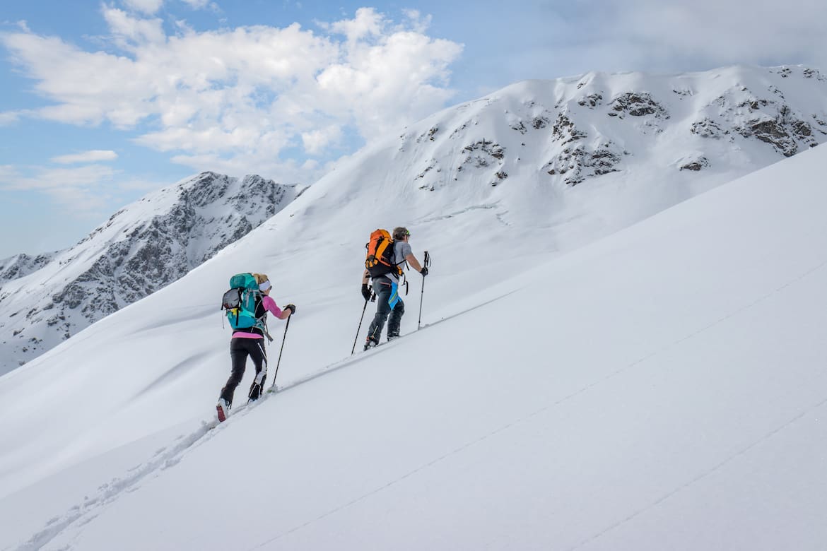 Skitourengeher in den winterlichen Alpen