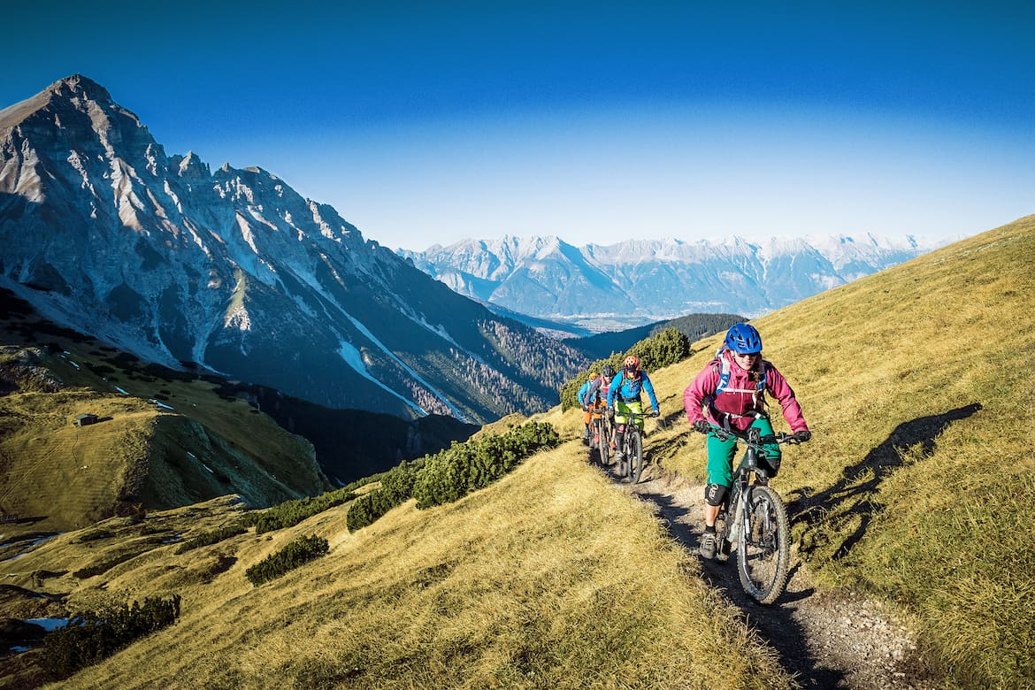 Mit E-Bikes unterwegs auf einem Trail am Gschnitztaler Blaser in Tirol