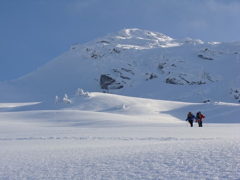 Skitour in den Kitzbüheler Alpen mit dem Sonnspitz-Gipfel im Hintergrund
