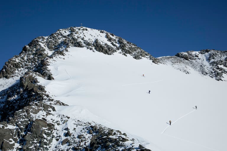 Skitourengeher auf der Ruderhofspitze im Gipfelbereich