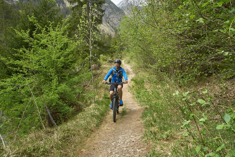 Weg und Ziel zugleich: Anfahrt zur Wanderung per e-Bike