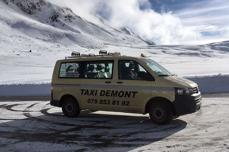 Der Schneetourenbus erschliesst 6 Schweizer Tourengebiete, darunter den Lukmanierpass