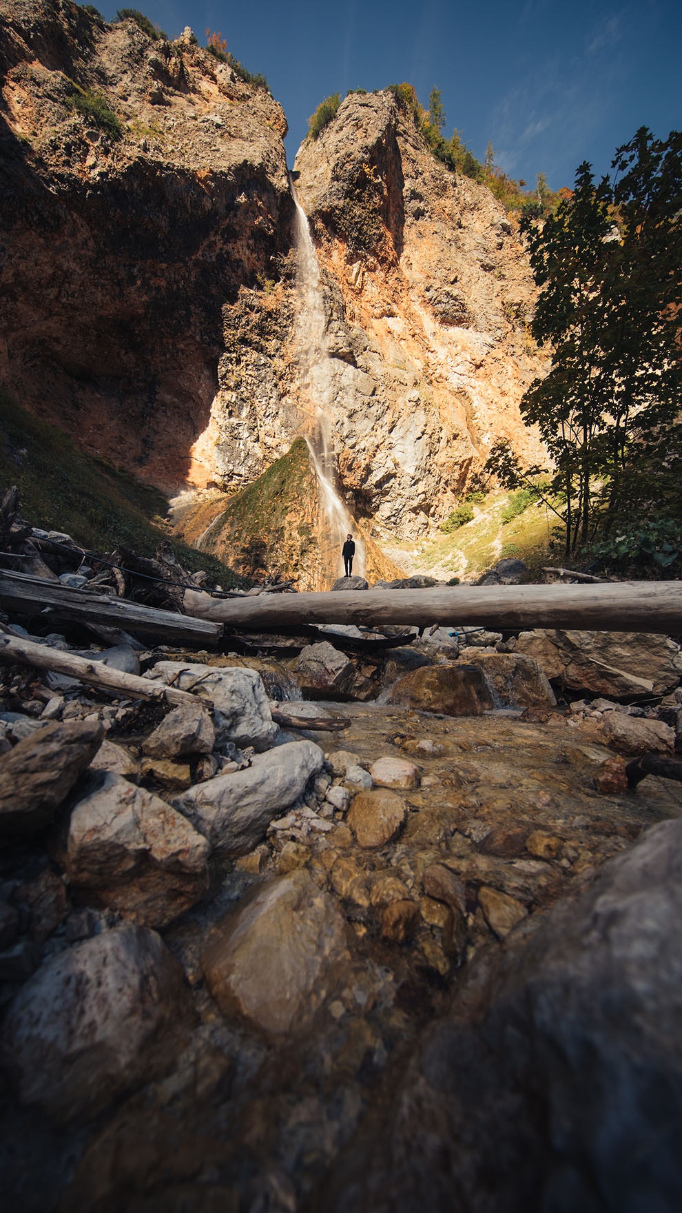 Im Trogschluss des Logar-Tals ergießt sich der eindrucksvolle Wasserfall Rinka.