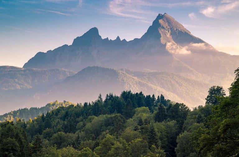 Der Watzmann (2.713 m) im Berchtesgadener Land im sanften Abendrot 