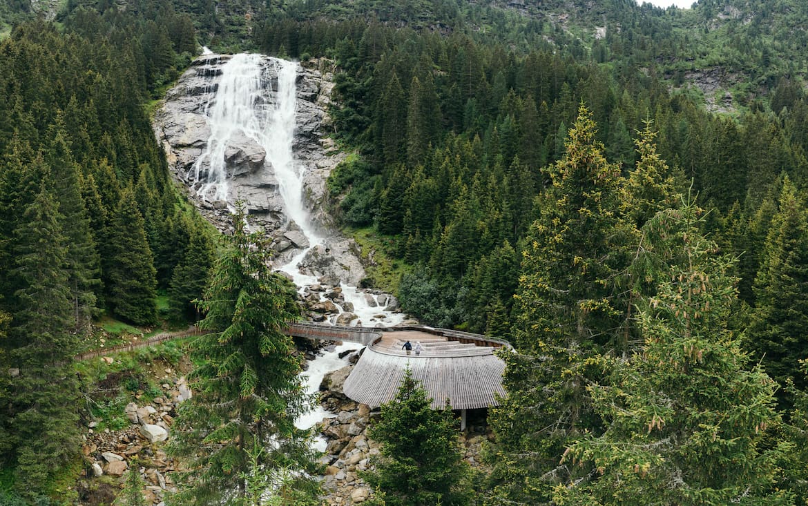 Kaskadenartig stürzt sich der mächtige Grawa-Wasserfall ins Tal.