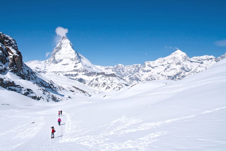 Winterwanderer mit Matterhorn im Hintergrund