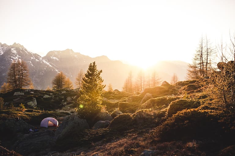 Zelt bei Sonnenuntergang in den Bergen