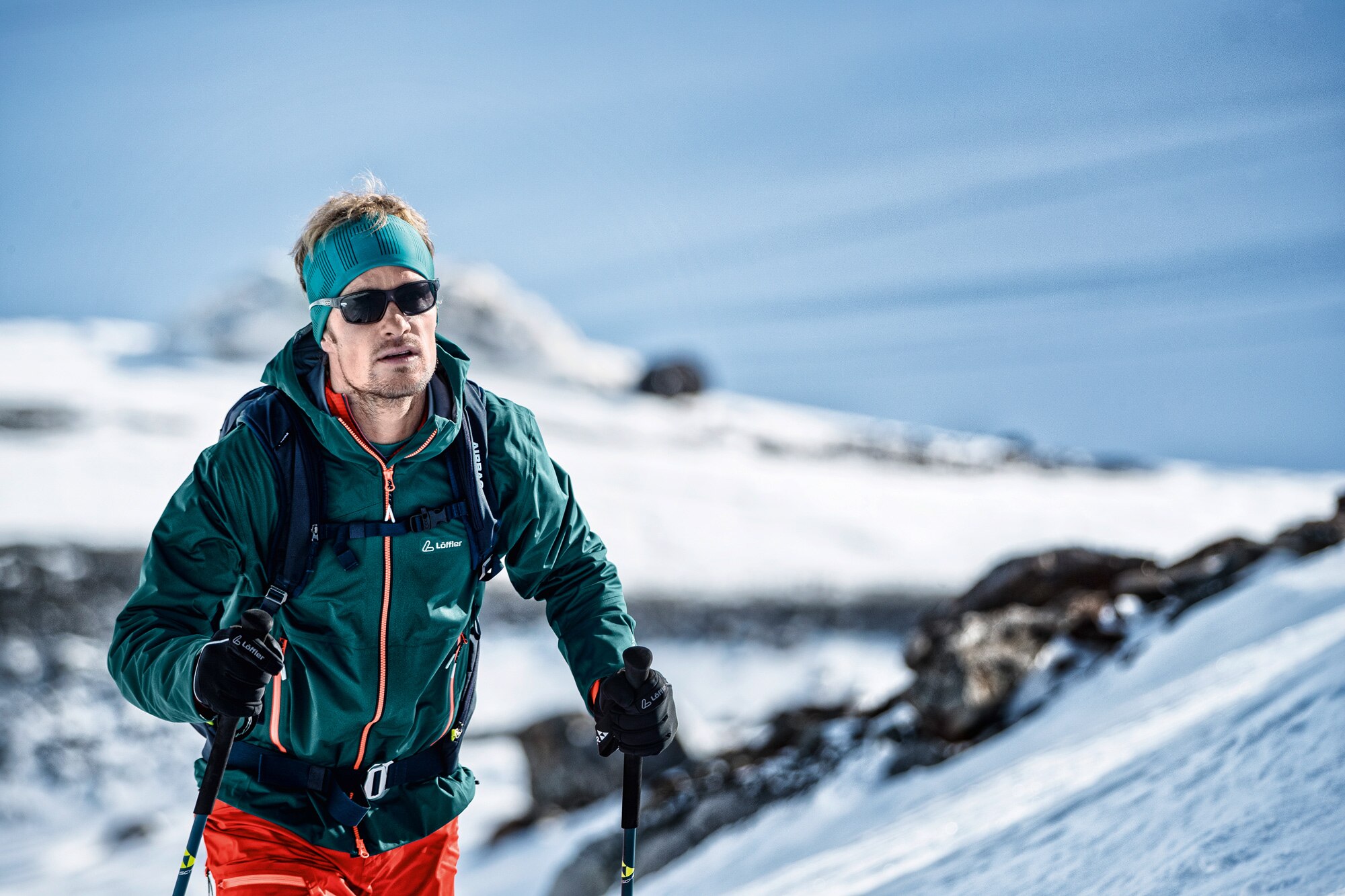 Die Bekleidung auf Skitouren muss atmungsaktiv sein, wärmen und einen Wetterschutz bieten.