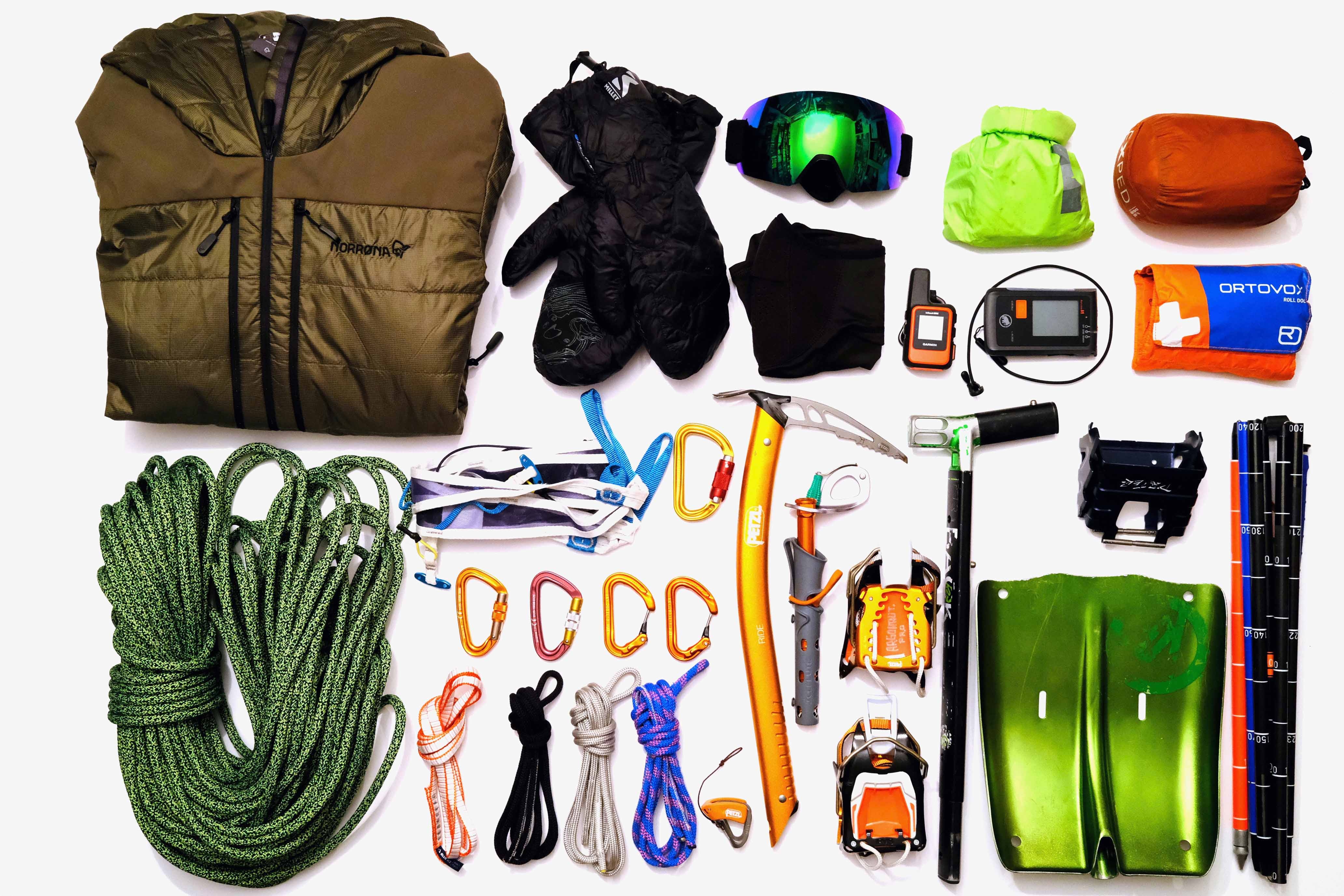 Packliste: Ausrüstung für einen Tag am Gletscher. Das LVS-Gerät befindet sich klarerweise am Körper.