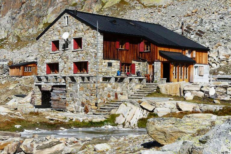 Die Almagellerhütte in den Walliser Alpen in der Schweiz