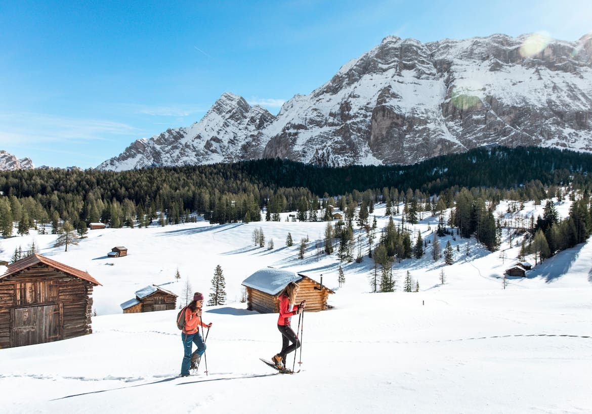 Schneeschuhwanderer unterwegs in der Berglandschaft.
