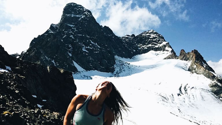 Ana Zirner auf der sechsten Etappe ihrer Alpenüberquerung in Graubünden