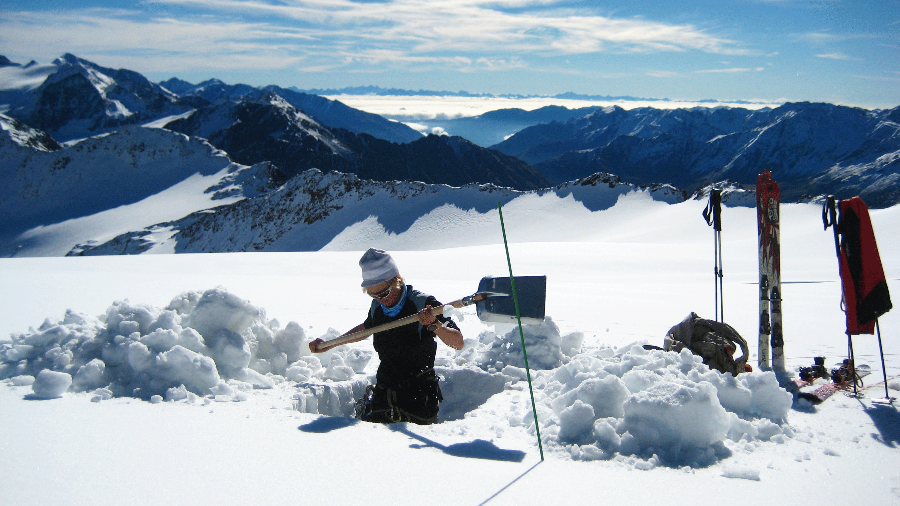 Glaziologin Andrea Fischer bei der Arbeit am Gletscher