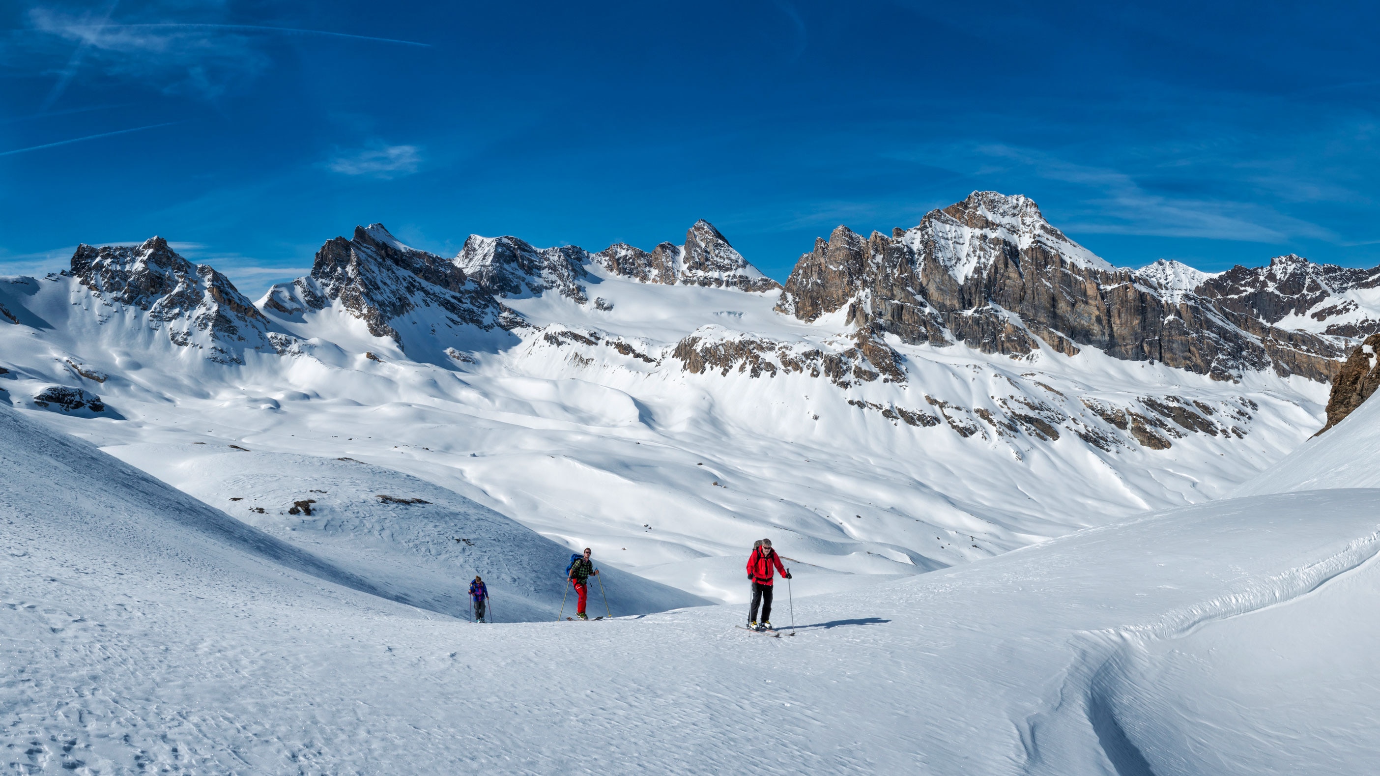 Skitourengeher im Aostatal in Italien