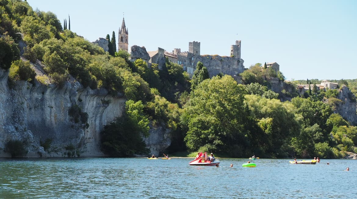 In Saint Martin d´Ardèche kann man wunderbar von den Felsen springen oder mit Tretbooten ein Stück den Fluss befahren.