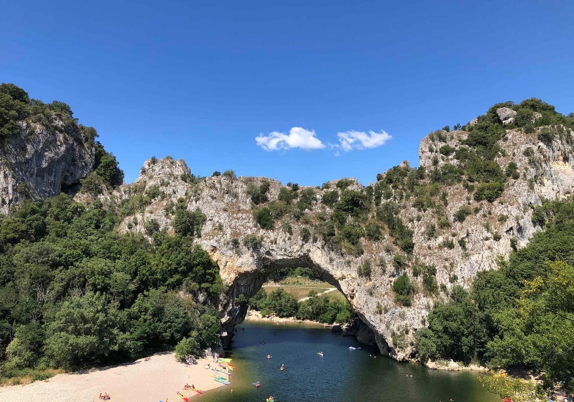 Die Steinbrücke Pint d'Arc ist eine natürliche Felsbrücke mit 54 Metern Höhe.
