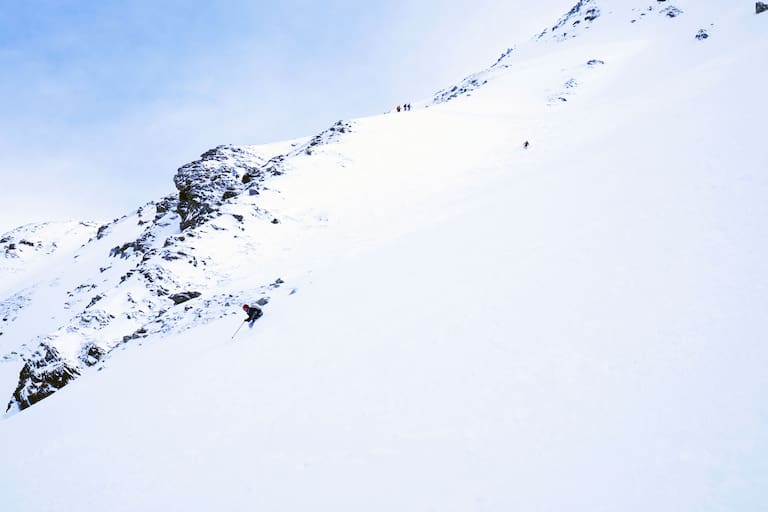 Abfahrt im Gelände am Arlberg