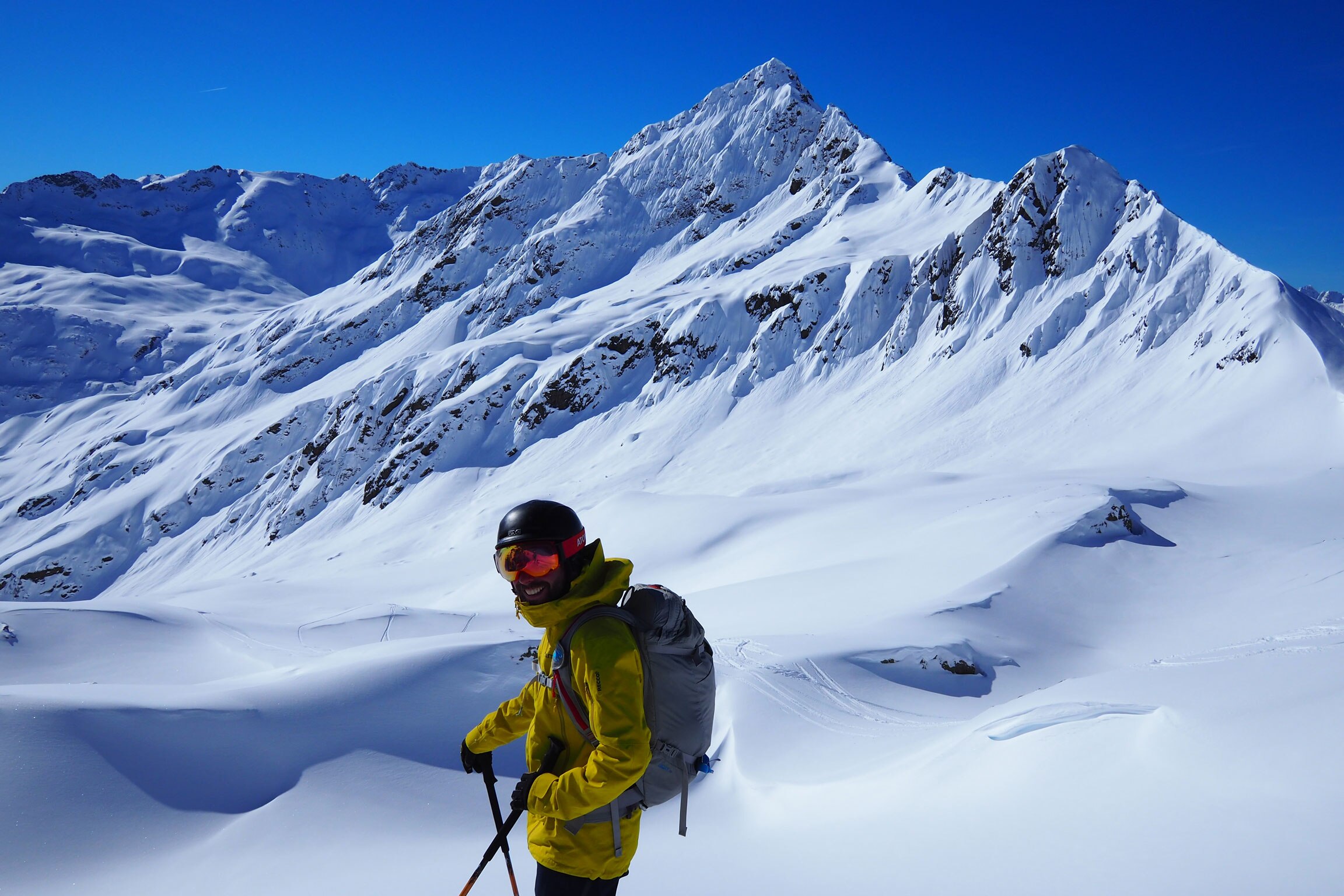 Wintersportler im Gelände: Freeriden am Arlberg