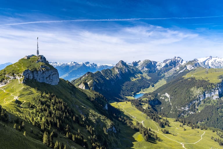 Gipfel des Hohen Kasten, mit Alpstein und Sämtisersee.