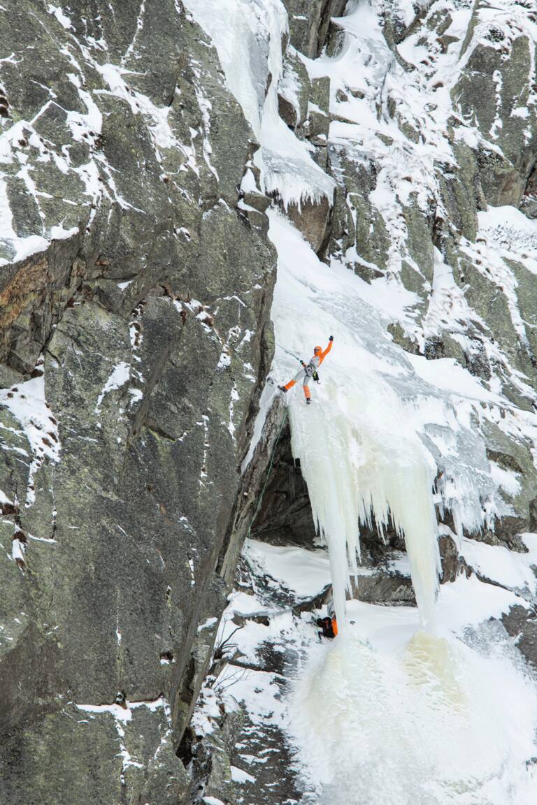 Dani Arnold auf seinem Weg durch das Eis der westlichen Schöllenenwand