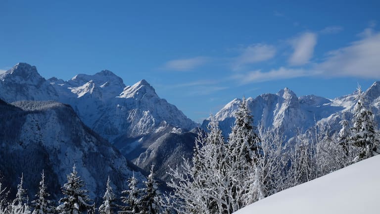 Skitour auf den Dovška Baba in Slowenien: Blick in die Julischen Alpen mit dem Triglav