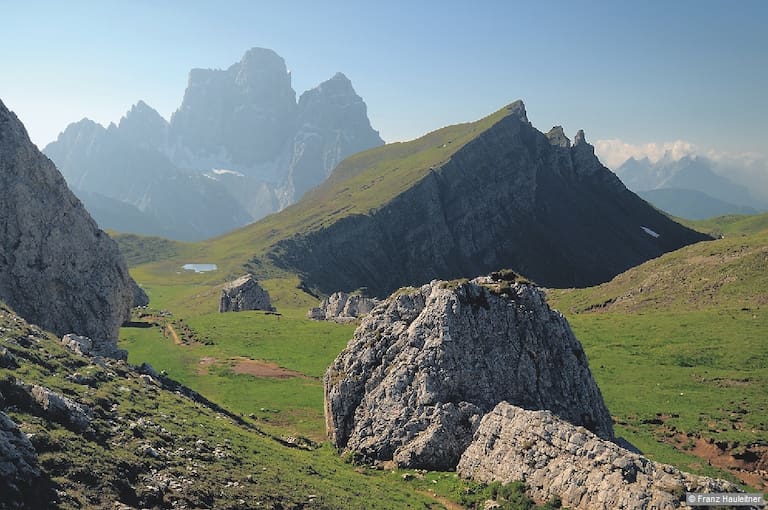 An der Forc. di Giau: Der pultförmige Monte Mondeval mit dem wuchtigen Monte Pelmo im Hintergrund. 