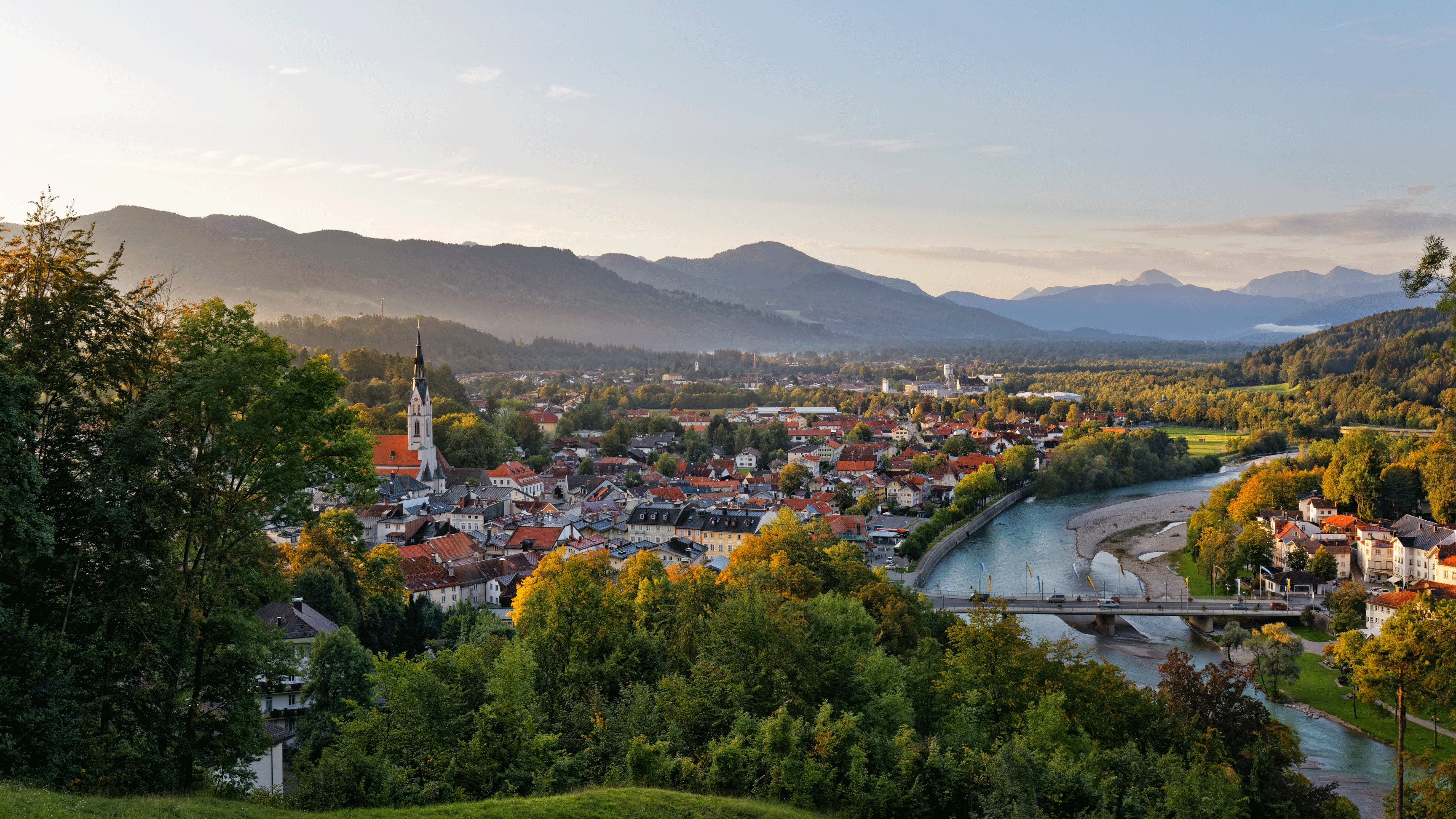 Blick vom Kalvarienberg über Isar und Bad Tölz in Oberbayern