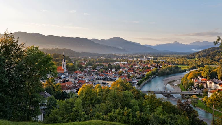 Blick vom Kalvarienberg über Isar und Bad Tölz in Oberbayern