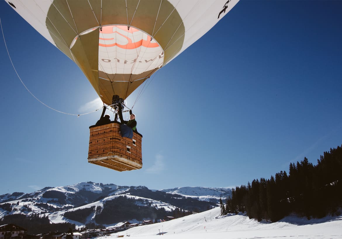 Der Heißluftballon im Startvorgang.