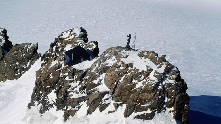 Balmenhorn im Monte-Rosa-Massiv mit Christusstatue und Biwak