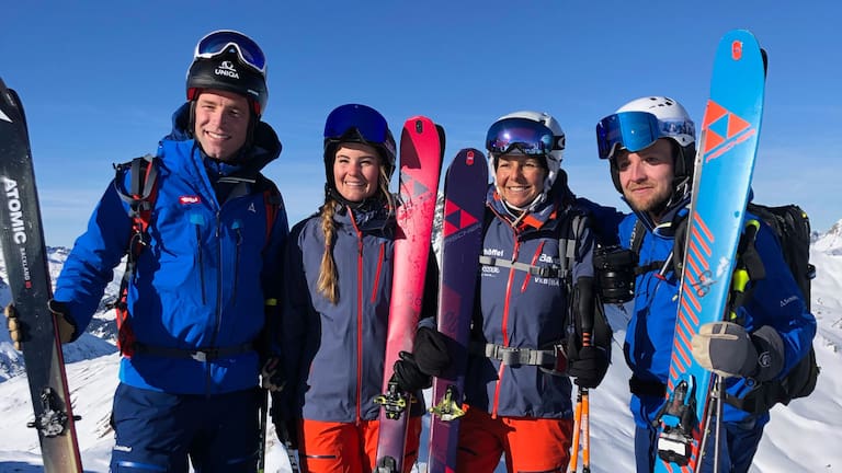 Das Team: Benni Raich, Gerlinde Kaltenbrunner und die Skiführer Valentina und Patrick