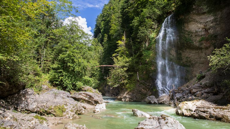 Wasserfälle, Gumpen und das türkisfarbene Wasser verleihen der Tiefenbachklamm ihren besonderen Charme.