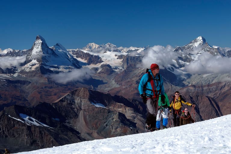 Gruppe mit Bergführer am Allalinhorn in den Walliser Alpen in der Schweiz 