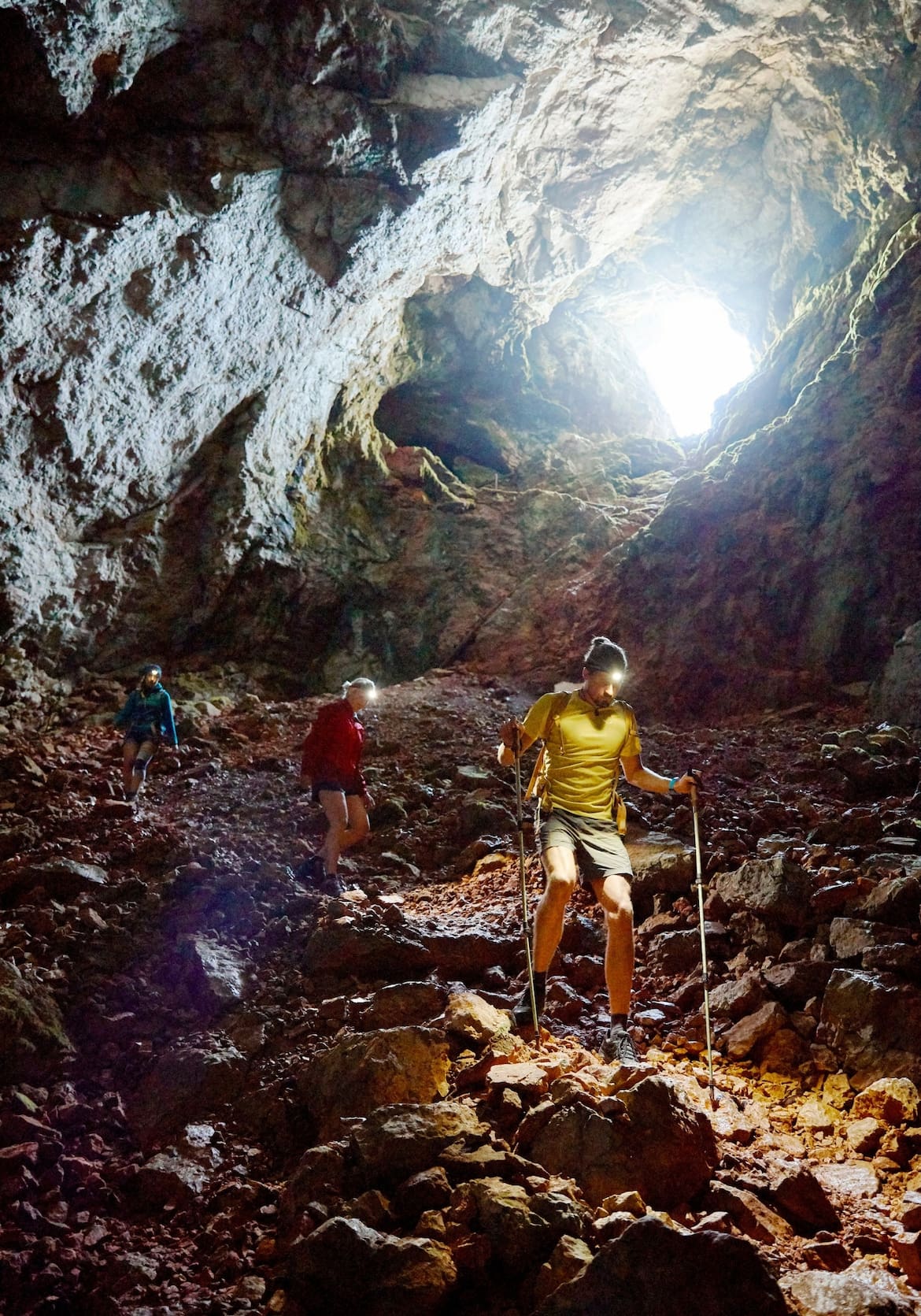 Wanderin in einem Höhleneingang